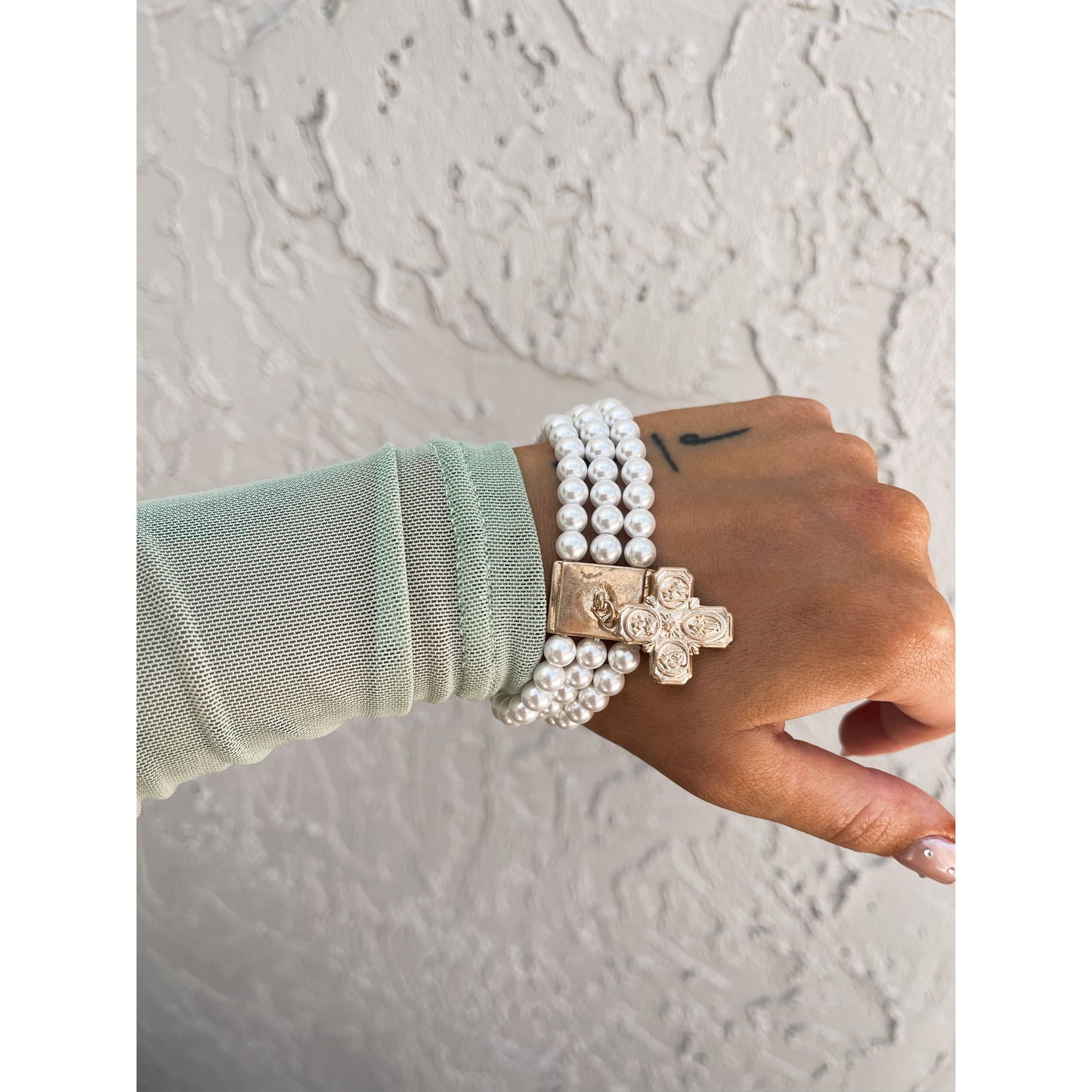Three stack pearl bracelet